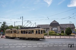 Nach Ankunft des Dampfsonderzuges in Darmstadt konnten die Fahrgäste noch eine Fahrt im historischen Straßenbahnwagen 57 genießen, hier vor dem Gebäude des Hauptbahnhofs. (06.08.2015) <i>Foto: Joachim Schmidt</i>