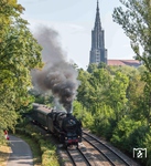 Leider wächst die schöne Fotostelle mit dem Ulmer Münster auf der württembergischen Südbahn immer mehr zu. Für 012 066 auf dem Weg nach Lindau hat's gerade noch gereicht.  (08.08.2015) <i>Foto: Joachim Schmidt</i>