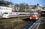 Ein Zugeständnis an die neue Bahn, die auch schon wieder Vergangenheit ist: 402 001-2 kreuzt als ICE 953 nach Berlin den 420 883-1 als S 9 nach Bottrop im Bahnhof Wuppertal-Steinbeck. Die Baureihe 420 wurde mittlerweile durch den ET 422 abgelöst. (20.01.2008) <i>Foto: Wolfgang Bügel</i>