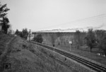 Nördlich von Marbach zweigte die 1938/39 erbaute Anschlussbahn zum Kraftwerk Marbach von der Bottwartalbahn ab. Eigens hierfür wurde auch der südliche Abschnitt der Strecke auf einer Länge von 1,8 Kilometern dreischienig ausgebaut. Im Hintergrund fährt eine pr. T 14.1 über die Neckarbrücke. (05.1960) <i>Foto: Reinhard Todt</i>
