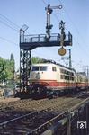 103 105 mit IC 108 "Rheinpfeil" (Basel SBB - Hamburg-Altona) zwischen Bingen und Bingerbrück. (16.04.1981) <i>Foto: Joachim Bügel</i>