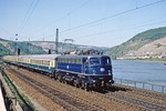 Am Gründonnerstag 1981 war 110 371 mit dem Vorzug IC 10613 (Köln - München), der vor dem Hauptzug IC 613 "Gorch Fock" (Kiel - München) verkehrte, am Rhein bei Niederheimbach unterwegs.  (16.04.1981) <i>Foto: Joachim Bügel</i>