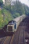 212 098 bei Wuppertal-Hammesberg mit N 5367 auf dem Weg nach Remscheid. (16.04.1981) <i>Foto: Joachim Bügel</i>