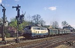 218 327 verlässt mit N 4126 nach Kiel (Eutin an/ab 13.06/12 Uhr) vor der Windmühlenkulisse von Eutin den dortigen Bahnhof. (17.04.1981) <i>Foto: Joachim Bügel</i>
