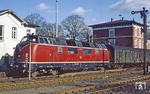 220 010 mit E 3180 nach Kiel im Bahnhof Ratzeburg. (17.04.1981) <i>Foto: Joachim Bügel</i>