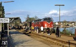 Zahlreiche Fahrgäste erwarten den E 3180 nach Kiel im Bahnhof Plön. (17.04.1981) <i>Foto: Joachim Bügel</i>