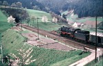 Auf der Schwarzwaldbahn bei Niederwasser rollt die Offenburger 44 327 talwärts. (18.04.1956) <i>Foto: Carl Bellingrodt</i>