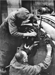 Am Kessel einer 52er wird bei der BMAG in Wildau bei Berlin letzte Hand angelegt. (08.1943) <i>Foto: RVM (Ittenbach)</i>