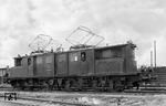 E 90 52 (bis 1926: EG 553-554) in Hirschberg/Schlesien. Ihr erstes Haupteinsatzgebiet war die schlesische Gebirgsbahn Görlitz-Lauban-Königszelt. Dank ihrer geringen Achslast von 16,4 t konnte sie aber auch auf Nebenstrecken eingesetzt werden, so z.B.von Hirschberg nach Polaun. (1934) <i>Foto: Rudolf Kallmünzer</i>
