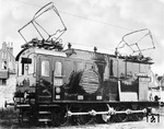Die Preußischen Staatsbahnen bestellten 1910 für das zur Elektrifizierung auf Wechselstrom vorgesehene Berliner Stadtbahn-Netz zehn Lokomotiven mit der Achsfolge D für die Bespannung von Nahgüterzügen. Bis zum Ausbruch des ersten Weltkriegs lieferten die beauftragten Firmen BMAG und MSW zwei Lokomotiven mit der Bezeichnung EG 507 und EG 508 an die KED Halle (Saale). Zunächst wurden sie auf der Strecke Bitterfeld - Dessau erprobt, seit Juni 1915 besorgten sie den Güterverkehr auf der Strecke Nieder Salzbrunn - Halbstadt. Nachdem geeignetere Maschinen auf dem schlesischen Netz zur Verfügung standen, wurden beide Loks 1923 nach München in den Rangierdienst versetzt. 1927 erhielten sie die neuen DRG-Nummern E 70 07 (EG 507) und E 70 08 (EG 508). Schon 1928 verschwand E 70 07 aus den Bestandslisten, für E 70 08 kam der Ausmusterungsbescheid 1938. Das Bild zeigt die frisch im Lack glänzende EG "508 HALLE" auf dem Probefahrtgleis vor dem Werkgelände der BMAG in Wildau. (1914) <i>Foto: Werkfoto</i>