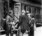 Kofferträger auf dem Bahnsteig des Stettiner Bahnhofs in Berlin. (1929) <i>Foto: RVM</i>