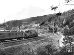 Eine Lok der Baureihe E 94 (wahrscheinlich E 94 023 oder 053) schiebt den FD 80 bei Probstzella nach. 6 Jahre später verlief hier der Grenzzaun zwischen Ost und West. (1942) <i>Foto: RVM</i>