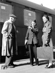 Eine für den RVM-Fotografen gestellte Bahnsteigszene, vermutlich aufgenommen in Berlin Anhalter Bahnhof.  (1942) <i>Foto: RVM (Ittenbach)</i>