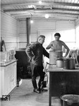 Blick in die Küche eines erbeuteten russischen Vierachsers an der Ostfront. Der Mann, der auf die Suppe wartet, gehört allerdings nicht der Reichsbahn an, sondern zu einer Polizeieinheit. (1942) <i>Foto: RVM (Below)</i>