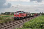 Wegen Bauarbeiten auf der Strecke Neumünster - Flensburg wurden vom 13. Juli bis 03. August 2015 zahlreiche Güterzüge über die Marschbahn umgeleitet, wie hier 232 511 mit EZ 47409 (Esbjerg - Maschen) bei Rehm-Flehde-Bargen, nördlich von Heide/Holstein. (25.07.2015) <i>Foto: Joachim Schmidt</i>