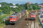 In Niebüll begegnet der Umleiter-Güterzug EZ 47703 (Esbjerg - Maschen) mit 232 117 der einzeln fahrenden 218 344 und einer weiteren Schwesterlok. (26.07.2015) <i>Foto: Joachim Schmidt</i>