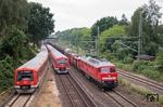 232 469 begegnet mit EZ 47410 nach Esbjerg zwei S-Bahnen in Hamburg-Rübenkamp. (26.07.2015) <i>Foto: Joachim Schmidt</i>