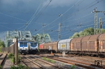 232 698 begegnet mit EZ 47420 (Maschen - Esbjerg) zwei Metronom-Zügen an der Norderelbebrücke in Hamburg. (27.07.2015) <i>Foto: Joachim Schmidt</i>