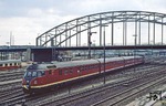 612 502 und 613 616 unterfahren die Gablenzstraße in Kiel. (18.04.1981) <i>Foto: Joachim Bügel</i>