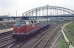 220 036 bringt die Leerwagengarnitur des N 4125 aus der Abstellgruppe zum Kieler Hauptbahnhof. (18.04.1981) <i>Foto: Joachim Bügel</i>