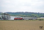220 036 schiebt den kurzen N 4125 nach Lübeck am Plöner See vorbei. (18.04.1981) <i>Foto: Joachim Bügel</i>