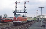 220 063 hat mit E 2872 den Bahnhof Eutin erreicht. (18.04.1981) <i>Foto: Joachim Bügel</i>