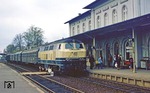 218 497 trifft mit E 3165 (Kiel - Lübeck) in Eutin ein. (18.04.1981) <i>Foto: Joachim Bügel</i>