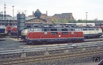 Blick in das Bw Lübeck mit zahlreichen dort stationierten Loks der Baureihen 212, 218 und 220. (18.04.1981) <i>Foto: Joachim Bügel</i>