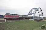 220 033 schiebt den E 3052 nach Travemünde bei Lübeck-Kücknitz. (18.04.1981) <i>Foto: Joachim Bügel</i>