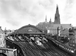 Blick auf die Westausfahrt des Kölner Hauptbahnhofs mit Dom. Rechts fährt der "Rheingold" in den Hauptbahnhof ein. (1932) <i>Foto: RVM</i>