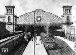 Zwei Vorortzüge mit pr. T 12 (u.a. mit 74 694) warten im Potsdamer Bahnhof von Berlin. Vergleiche hierzu auch die Aufnahmen von März 1945.  (1925) <i>Foto: RVM</i>