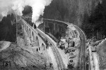 Ein Zug mit zwei Lokomotiven der BR 75 fahren über das neue Ravenna-Viadukt bergwärts. Die Einweihung der neuen Brücke fand am 14. Dezember 1927 statt. Rechts die alte Brücke von 1887, die später abgerissen wurde. (1927) <i>Foto: RVM</i>