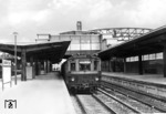 Ein S-Bahnzug zum Stettiner Bahnhof im "neuen" S-Bahnhof Berlin Bornholmer Straße, der am 01. Oktober 1935 eröffnet wurde. Er wurde nach Plänen des Reichsbahnarchitekten Richard Brademann errichtet und in der Presse damals als „Berlins schönster Bahnhof“ bezeichnet. (1935) <i>Foto: RVM</i>
