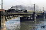 So gerade in die Lücke zwischen zwei Zügen passte 03 2265, die nunmehr nach Ankunft des D 488 (vgl. Bild-Nr. 27421), einen Leerzug über die Elbebrücke nach Dresden-Altstadt befördert. (07.03.1977) <i>Foto: Peter Schiffer</i>