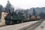 99 5903, die zum Jubliäum der vormaligen Nordhausen-Wernigeroder Eisenbahn AG (NWE) mit einem grünen Anstrich versehen wurde, trifft mit einem GmP in Alexisbad ein. (11.03.1977) <i>Foto: Peter Schiffer</i>