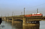 Eine unbekannte DR 118 überquert mit einem Schnellzug nach Hamburg die Elbebrücke in Dresden-Neustadt. (07.03.1977) <i>Foto: Peter Schiffer</i>