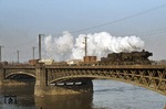 52 1438 dampft über die Elbebrücke in Dresden-Neustadt. (07.03.1977) <i>Foto: Peter Schiffer</i>