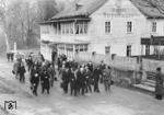 Mitglieder der Deutschen Zentralverwaltung für Verkehr (DZVV) in der DDR auf dem Weg zur 3. Transportkonferenz in Schwarzburg, die am 17./18.01.1953 stattfand. (17.01.1953) <i>Foto: Historische Sammlung der Deutschen Bahn AG</i>