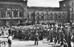 Die Unabhängige Gewerkschaftsopposition (UGO) spaltete sich am 23. Mai 1948 vom Groß-Berliner Freien Deutschen Gewerkschaftsbund (FDGB) ab. Die Teilung geschah im Zuge der Teilung Berlins, der FDGB war fortan die gewerkschaftliche Organisation der Sowjetischen Besatzungszone und die UGO war der Dachverband der West-Berliner Gewerkschaften und ging nicht "geräuschlos" über die Bühne. Es kam zu zahlreichen Demonstrationen, wie hier vor der Ruine des Potsdamer Bahnhofs. (1948) <i>Foto: Slg. Erich Preuß</i>