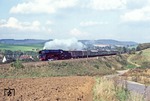 Hinter Pößneck befindet sich 01 1511 mit P 8015 auf dem Weg nach Saalfeld. (10.10.1980) <i>Foto: Joachim Bügel</i>
