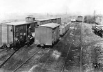 Stückgutumladung von der Reichsbahn auf die 1000 mm Geldernsche Kreisbahn im Bahnhof Kempen am Niederrhein. Im Hintergrund steht die pr. G 7.1 Nr. 55 532 (Henschel, Baujahr 1909), die Ende 1932 aus dem aktiven Dienst ausschied. (1928) <i>Foto: RVM</i>