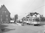 Der Tw 31 mit Bw 86 kurz vor der Haltestelle Wilhelmshöhe an der Stadtgrenze von Paderborn. Seit zwei Wochen endet die Linie 1 nunmehr beim Schloß Neuhaus.  (02.11.1962) <i>Foto: Reinhard Todt</i>