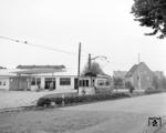 Gleich hinter der Haltestelle und Zahlgrenze Wilhelmshöhe stand das Ortsausgangsschild von Paderborn. Im Bereich der damaligen Shell-Tankstelle befindet sich heute ein Lidl-Markt. (1958) <i>Foto: Reinhard Todt</i>