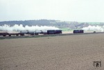 44 0393 (links) begegnet der einzeln fahrenden 44 0601 bei Uhlstädt. (18.04.1981) <i>Foto: Wolfgang Bügel</i>