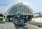 In Gera hatte P 3025 einen etwas längeren Aufenthalt, der zum Foto vor der bekannten Bahnhofshalle genutzt wurde. (18.04.1981) <i>Foto: Wolfgang Bügel</i>