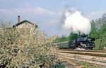 Vor blühender Kulisse dampft 01 0517 vor P 3025 nach Saalfeld aus dem Bahnhof Oppurg. (18.04.1981) <i>Foto: Wolfgang Bügel</i>