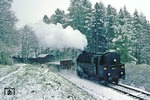 Durch die überraschend winterliche Landschaft im April bei Rauenstein dampft 95 0027 mit Dg 44441. (19.04.1981) <i>Foto: Wolfgang Bügel</i>