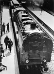 Die beim Bw Altona stationierte 03 073 steht in Berliner Lehrter Bahnhof zur Abfahrt nach Hamburg bereit. (1934) <i>Foto: RVM</i>