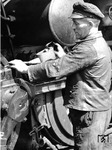 Pflegearbeiten am Triebwerk - augenscheinlich an einer Lok der Baureihe 52. (1943) <i>Foto: RVM</i>
