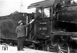 Übergabe der Zugpapiere vom Zugführer an den Lokführer der 38 1864 vom Bw Sommerfeld in der RBD Breslau. (1930) <i>Foto: RVM</i>